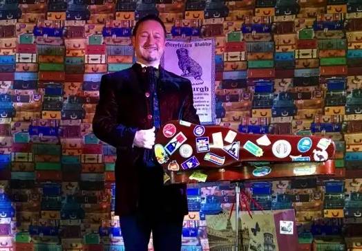 "Poltsiko bidaiari magiko baten sekretuak"