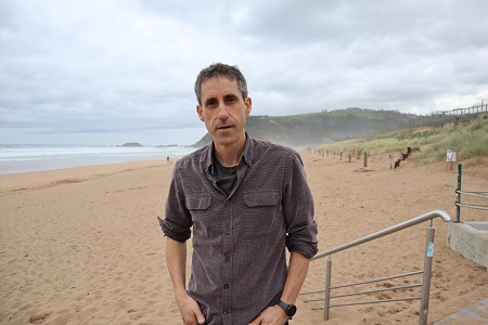 "Zerbait sartu zait begian"