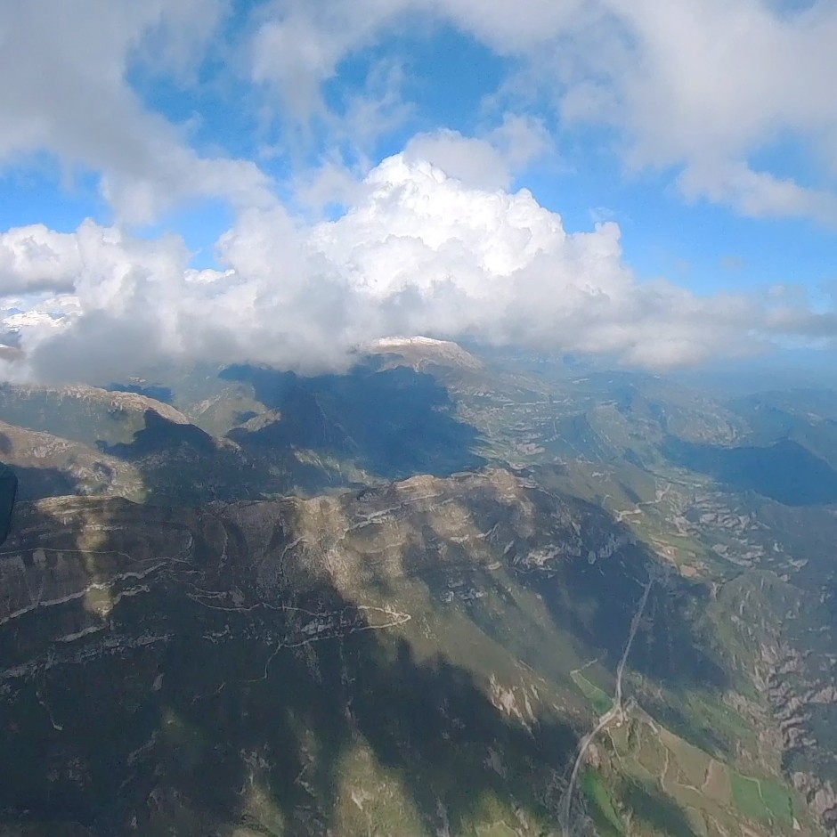 "Mendiaren ingeraari elkarrekin forma emateko mahai ingurua"